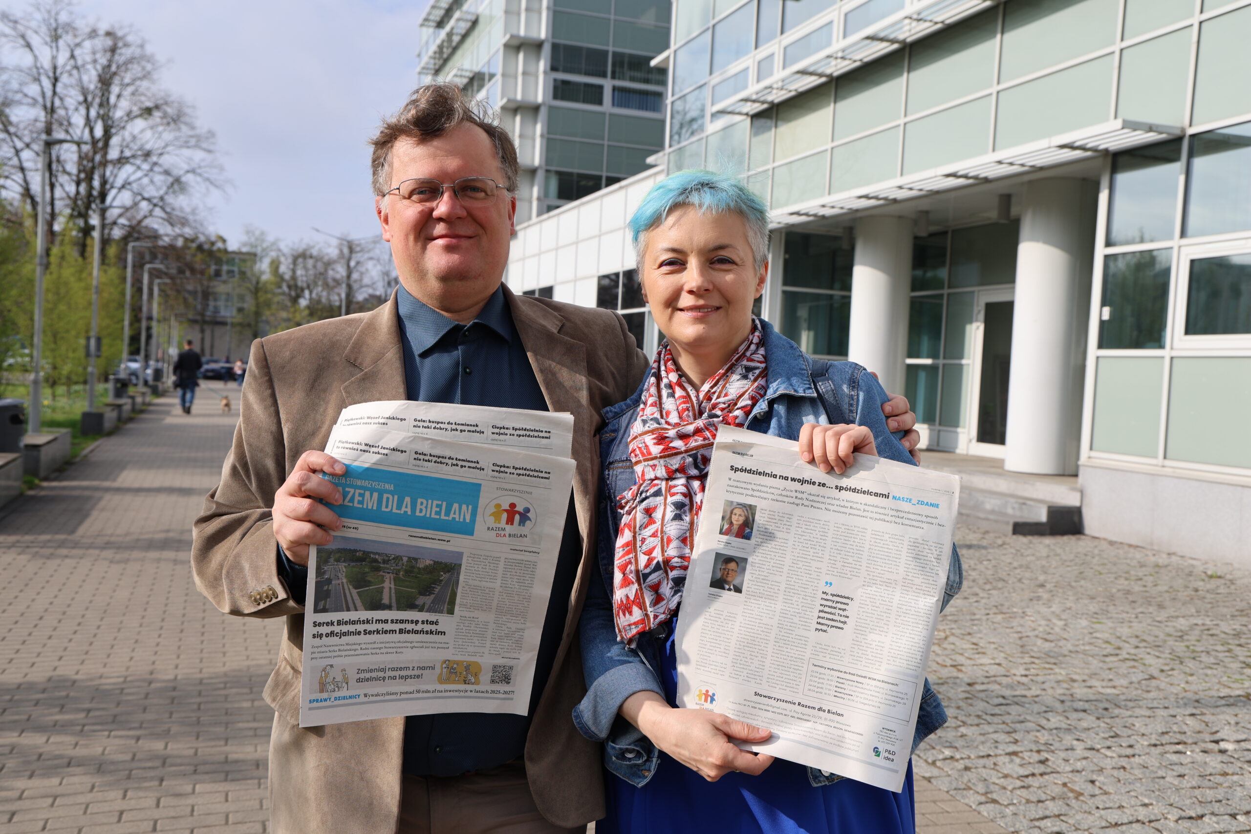 zdjęcie przedstawia Renatę i Tomasza Ciupków z gazetą Stowarzyszenia.